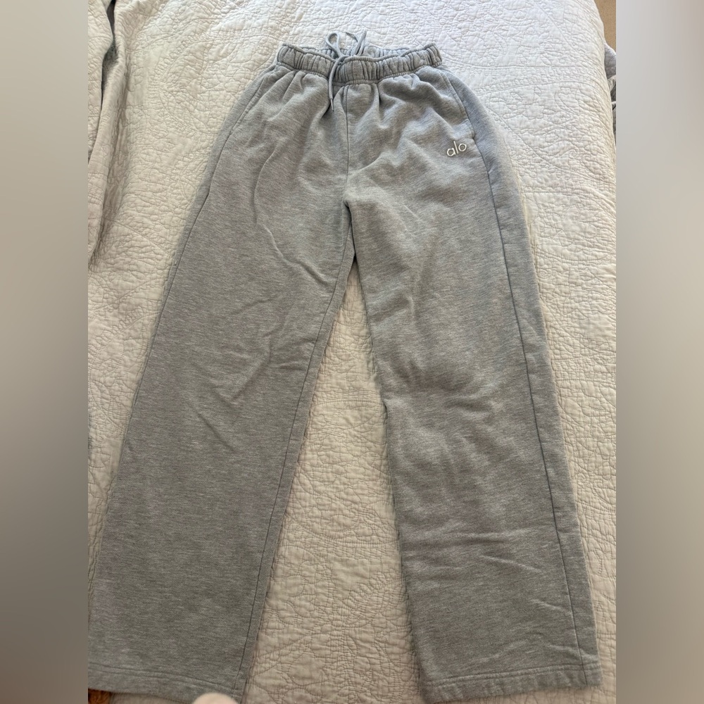 Alo “Accolade” Straight Leg Sweatpants w/Pockets & Drawstring.  Size XS